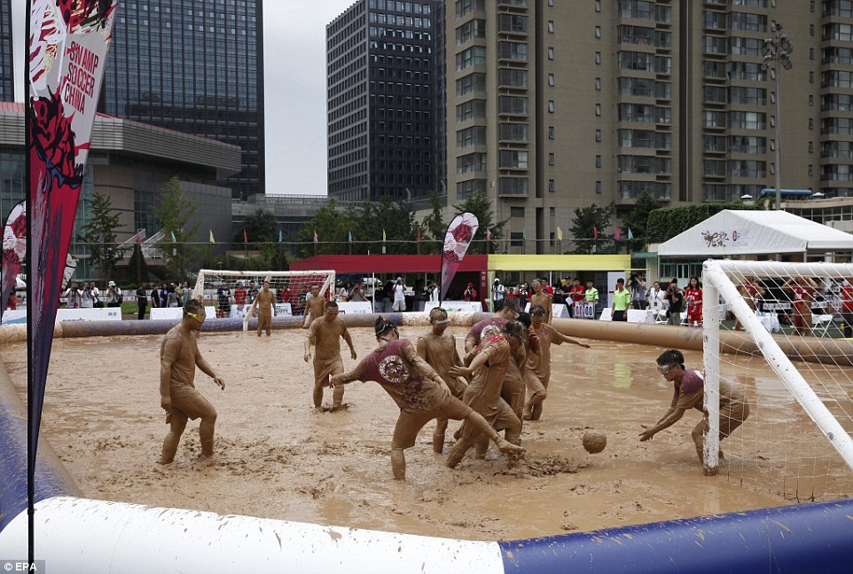 بەوێنە.. تۆپی پێی نێو قوڕولیتە لە جیهاندا بەرەو گەشەسەندن دەچێت